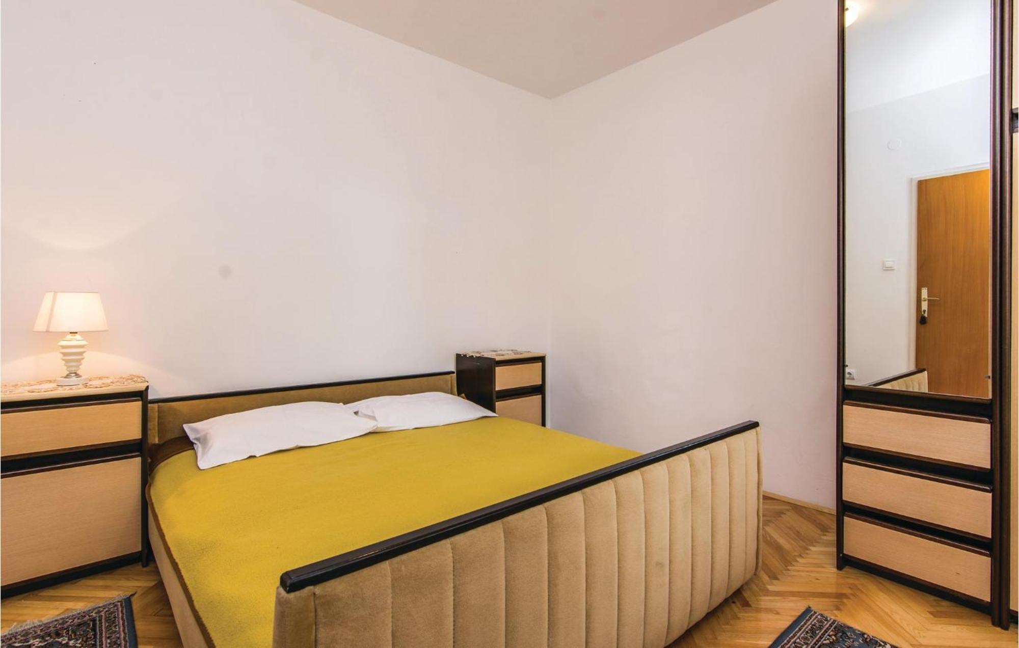 4 Bedroom Awesome Apartment In Starigrad المظهر الخارجي الصورة