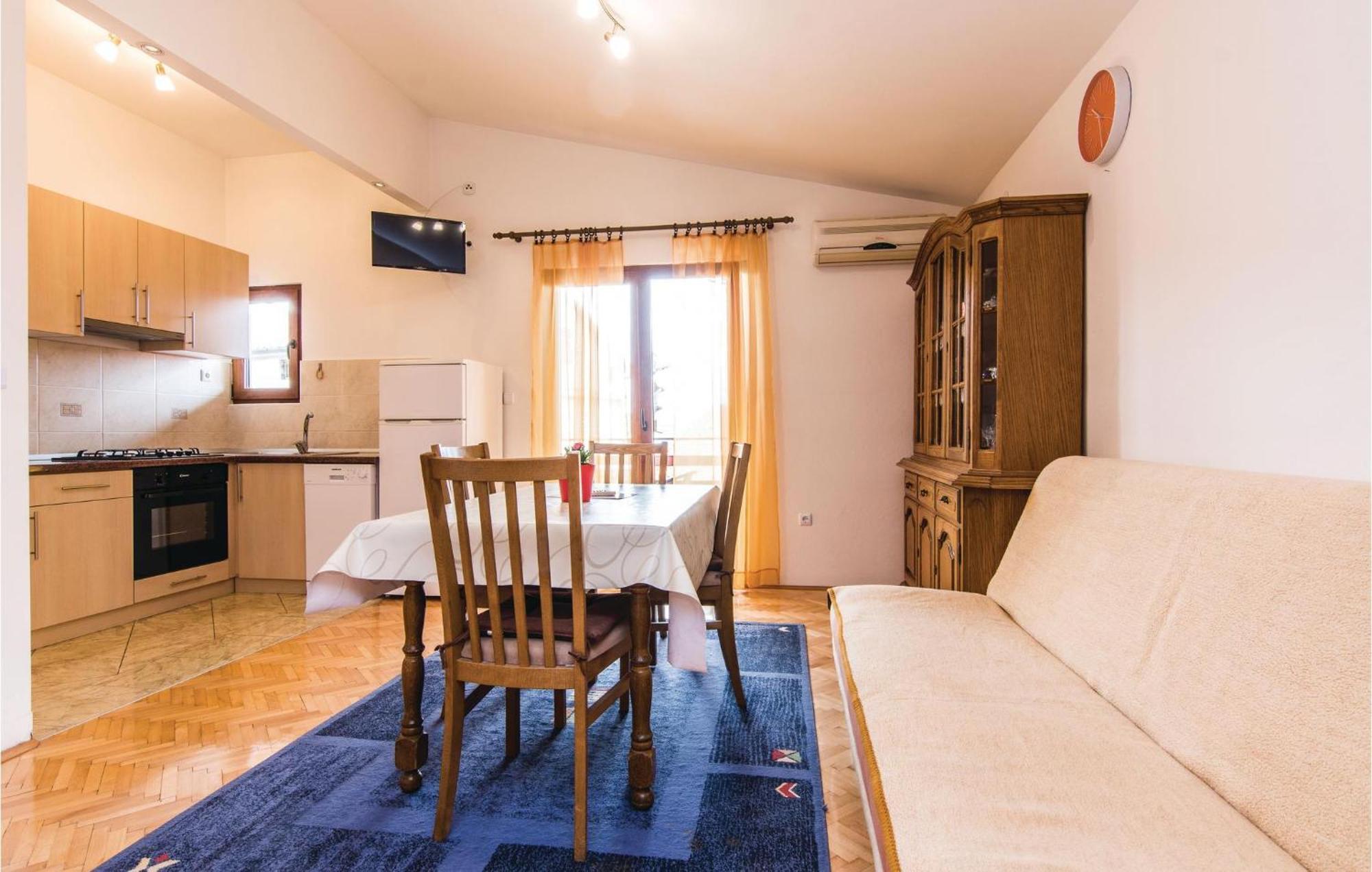 4 Bedroom Awesome Apartment In Starigrad المظهر الخارجي الصورة