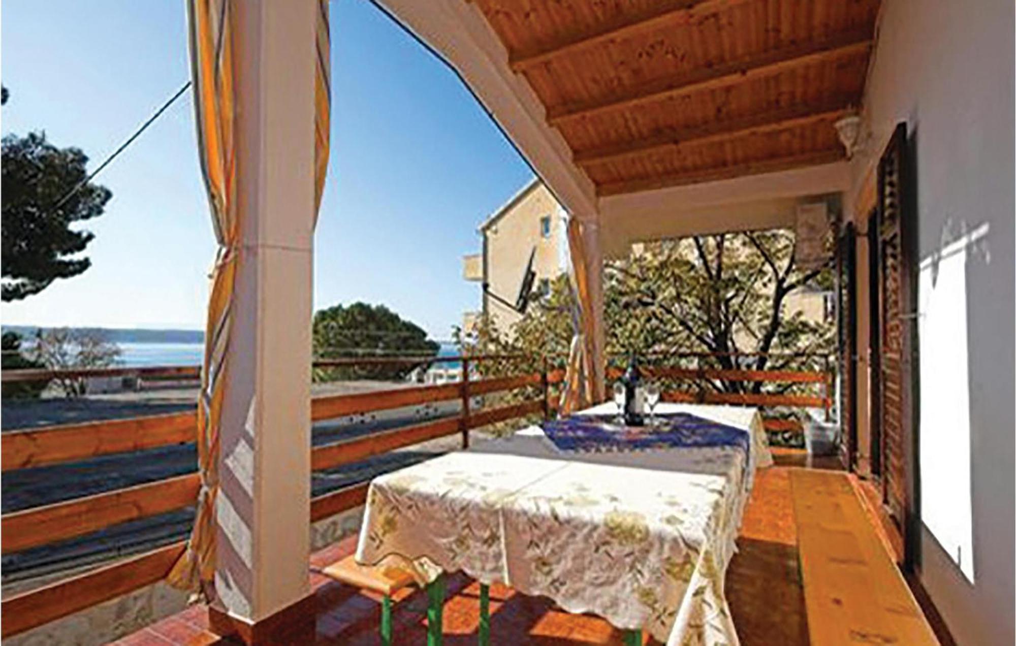 4 Bedroom Awesome Apartment In Starigrad المظهر الخارجي الصورة