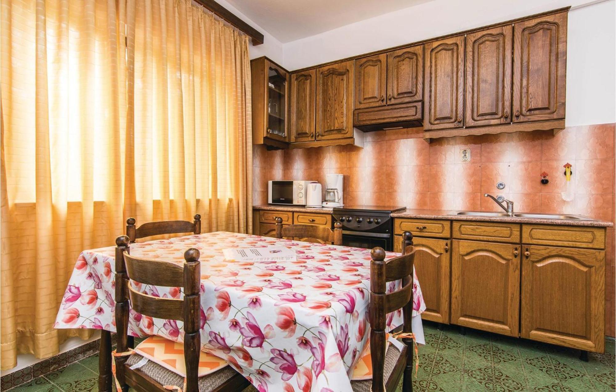 4 Bedroom Awesome Apartment In Starigrad المظهر الخارجي الصورة