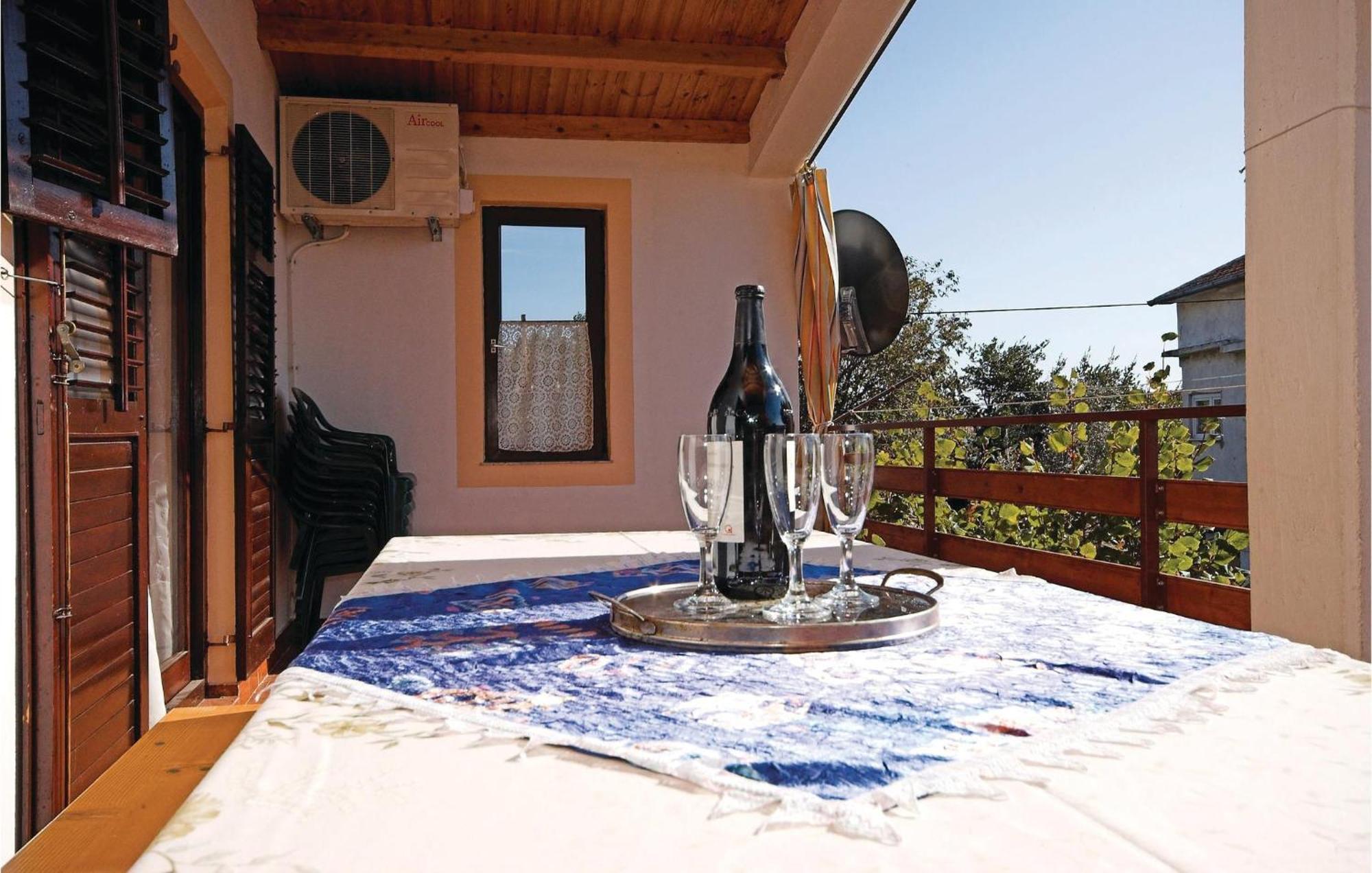 4 Bedroom Awesome Apartment In Starigrad المظهر الخارجي الصورة
