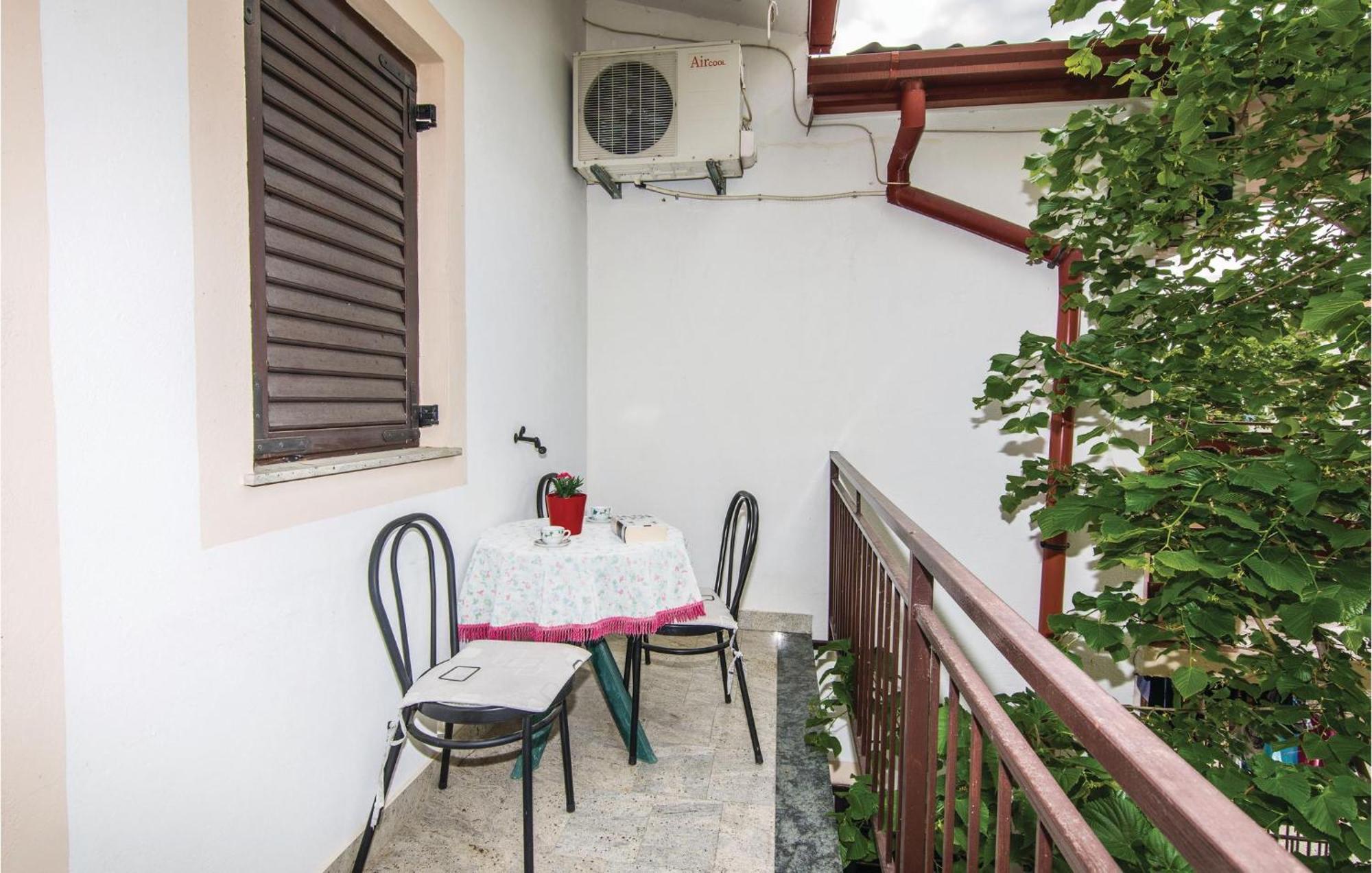 4 Bedroom Awesome Apartment In Starigrad المظهر الخارجي الصورة