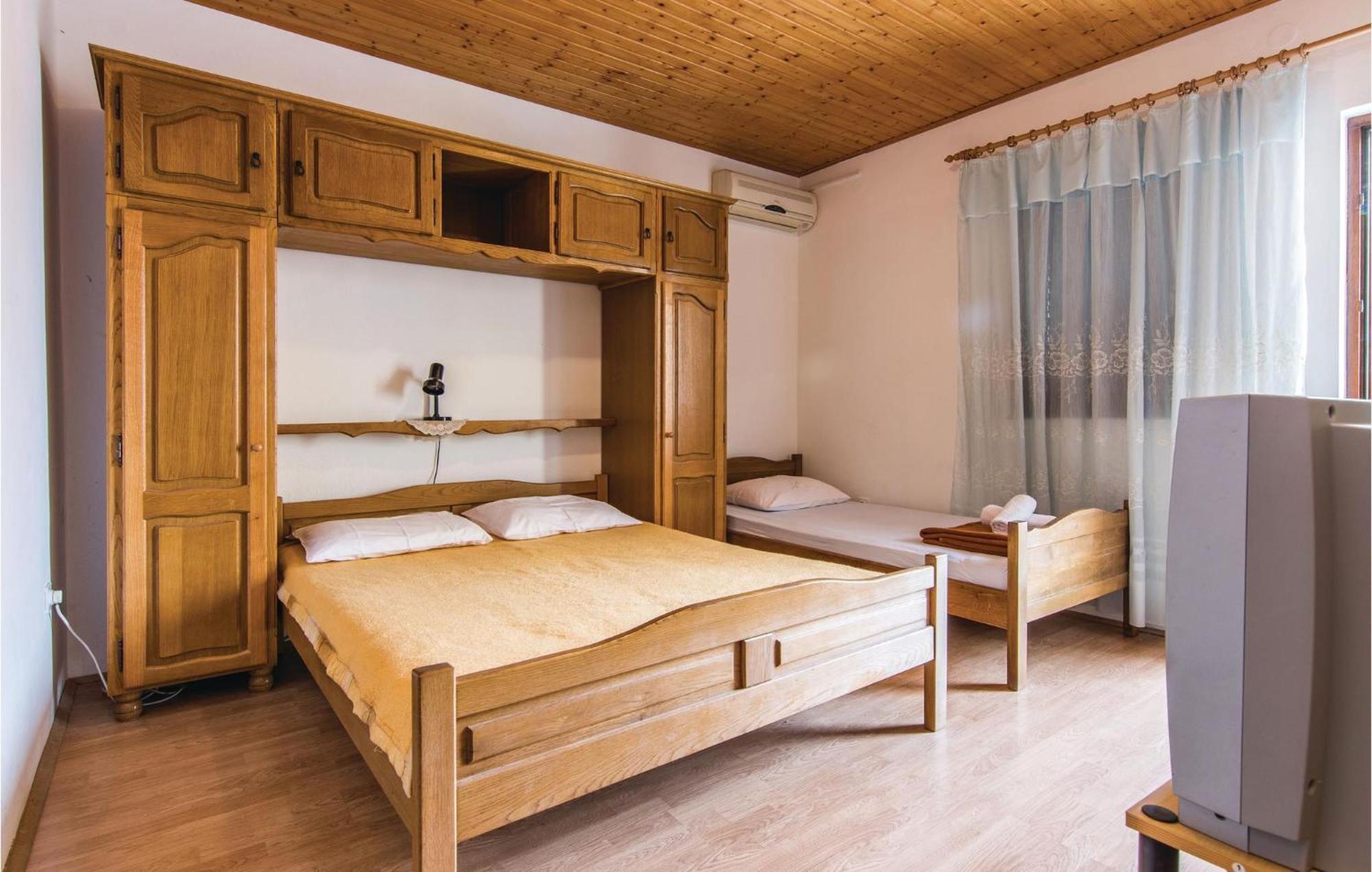 4 Bedroom Awesome Apartment In Starigrad المظهر الخارجي الصورة